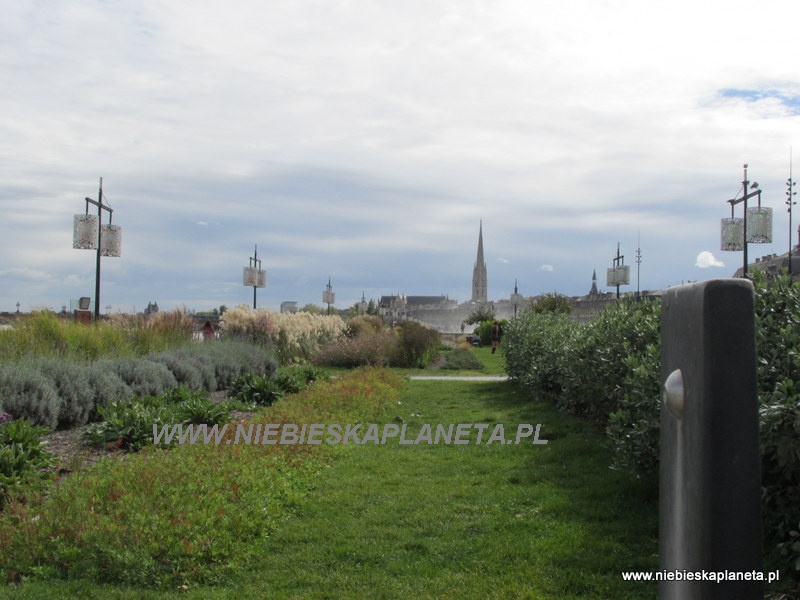 Promenada w Bordeaux i widok na rzekę Gironę